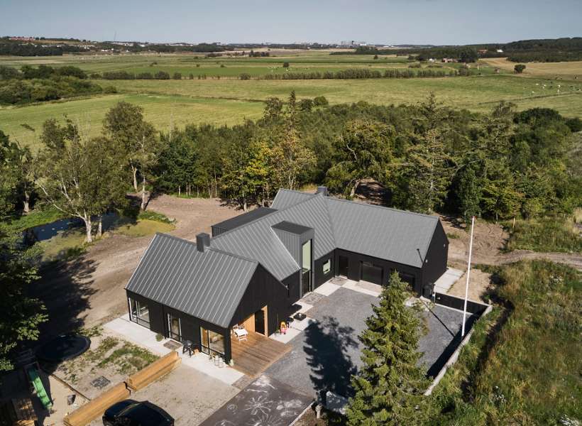 Flag raised for new home with a very popular steel roof, Brådalvej 25, 9210 Aalborg SØ